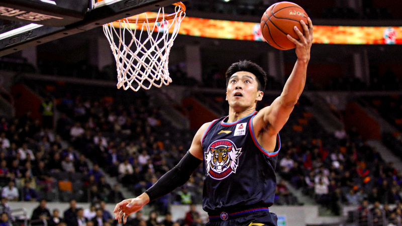 CBA联赛中本土球员外线投篮出手的专注表情